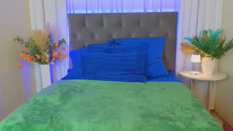 Snapshot of ariana_petite chatting on February 23, 11:57 pm Ariana online show from February 23, 11:57 pm