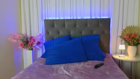 Snapshot of ariana_petite chatting on April 23, 12:23 am Ariana online show from April 23, 12:23 am