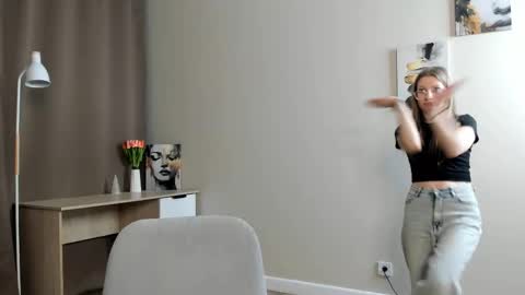 Snapshot of arianaabramek chatting on February 6, 7:28 pm Alice online show from February 6, 7:28 pm