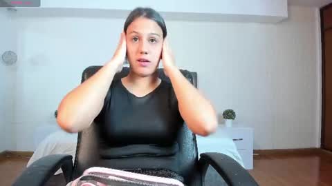 Snapshot of arianarouse_ chatting on June 16, 7:49 pm arianarouse online show from June 16, 7:49 pm