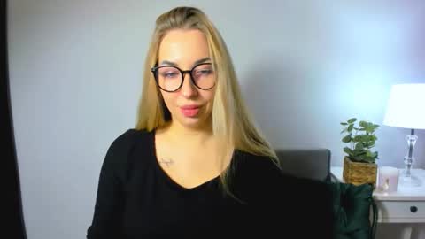 Aria online show from December 4, 7:50 am