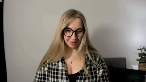 Snapshot of ariaswan chatting on March 15, 7:25 am Aria online show from March 15, 7:25 am