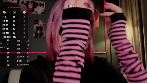 Snapshot of arielabradberry chatting on May 4, 3:30 pm Ariel online show from May 4, 3:30 pm