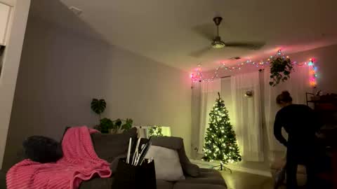 Snapshot of ariicutekitty chatting on December 3, 10:41 pm airskiii online show from December 3, 10:41 pm