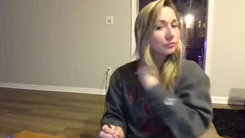 Snapshot of ariicutekitty chatting on December 19, 4:52 am airskiii online show from December 19, 4:52 am