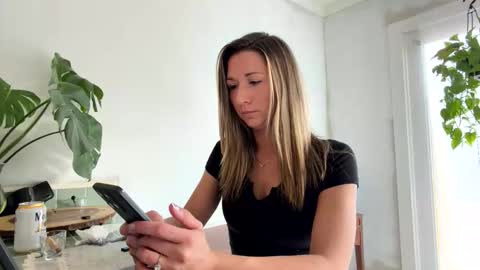 Snapshot of ariicutekitty chatting on January 10, 8:54 pm airskiii online show from January 10, 8:54 pm