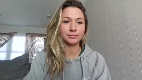 Snapshot of ariicutekitty chatting on February 6, 3:37 pm airskiii online show from February 6, 3:37 pm