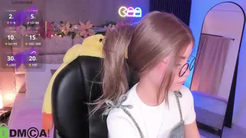 Ari  online show from December 3, 8:18 pm