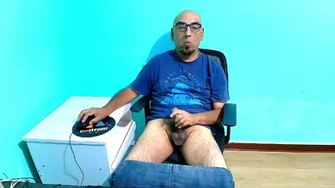 Snapshot of arnelux72 chatting on June 5, 6:42 am arnelux72 online show from June 5, 6:42 am