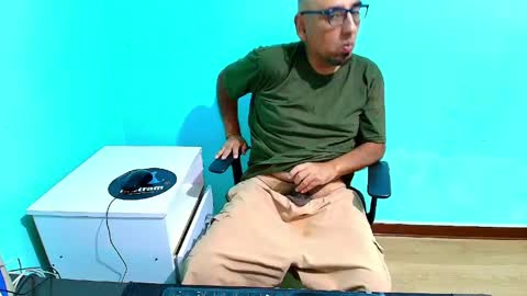 Snapshot of arnelux72 chatting on June 8, 5:19 am arnelux72 online show from June 8, 5:19 am