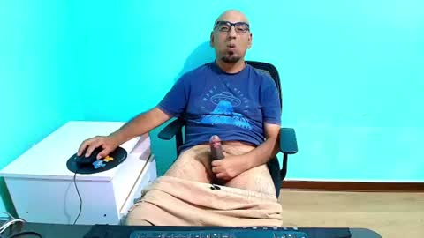 Snapshot of arnelux72 chatting on June 19, 6:29 am arnelux72 online show from June 19, 6:29 am