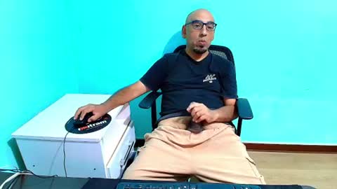 Snapshot of arnelux72 chatting on June 30, 5:30 am arnelux72 online show from June 30, 5:30 am