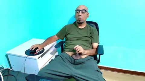 Snapshot of arnelux72 chatting on July 6, 5:04 am arnelux72 online show from July 6, 5:04 am
