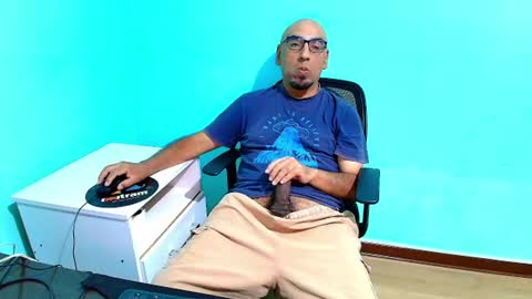 Snapshot of arnelux72 chatting on July 7, 5:21 am arnelux72 online show from July 7, 5:21 am