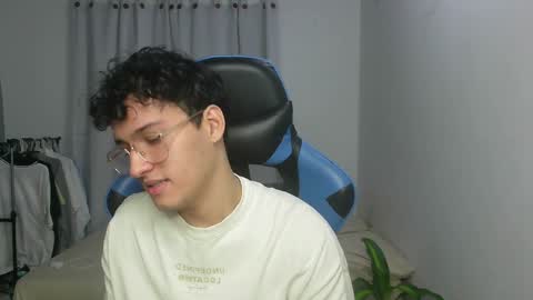 Snapshot of aron_444 chatting on February 1, 4:03 am online show from February 1, 4:03 am