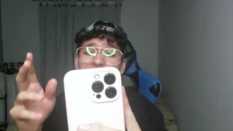 Snapshot of aron_444 chatting on February 8, 6:12 am online show from February 8, 6:12 am
