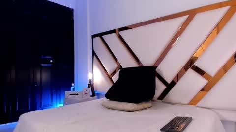 Aron cruz  online show from March 18, 1:25 pm