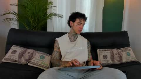 Snapshot of aron_ford chatting on April 24, 8:00 pm Aron ford online show from April 24, 8:00 pm
