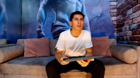 Snapshot of aron_pulse chatting on January 10, 2:41 pm aron_pulse online show from January 10, 2:41 pm