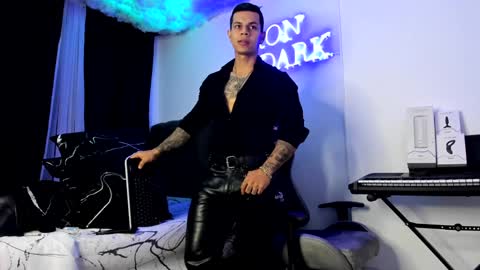 Snapshot of arondark chatting on December 5, 1:03 am DarkMaster online show from December 5, 1:03 am