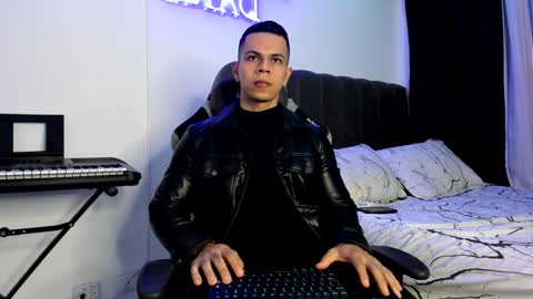 Snapshot of arondark chatting on January 11, 10:18 pm DarkMaster online show from January 11, 10:18 pm