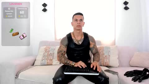 Snapshot of arondark chatting on October 12, 1:43 pm DarkMaster online show from October 12, 1:43 pm