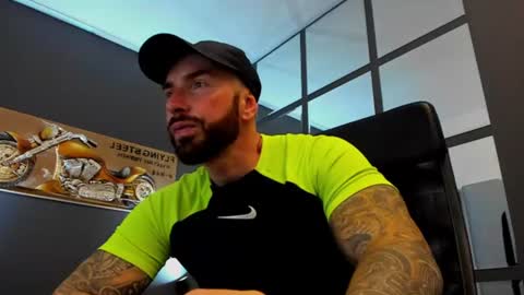 Snapshot of arongrant chatting on June 25, 9:03 am AronGrant online show from June 25, 9:03 am