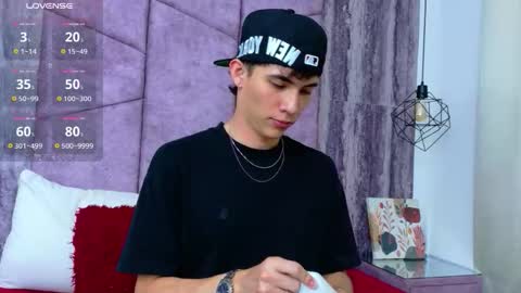Snapshot of arontawers chatting on May 11, 7:44 pm Arontawers online show from May 11, 7:44 pm