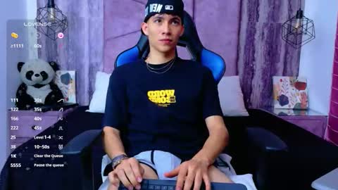 Snapshot of arontawers chatting on June 5, 8:47 pm Arontawers online show from June 5, 8:47 pm