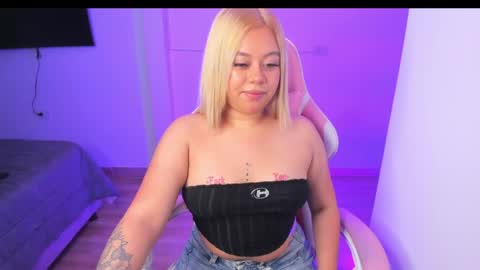 Snapshot of arthemiss033 chatting on April 7, 9:48 pm Val online show from April 7, 9:48 pm