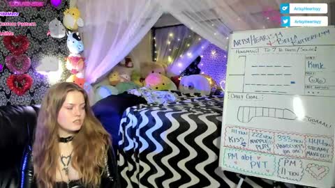 ArtsyHeartsyy online show from February 1, 2:26 am