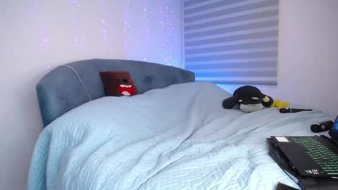 Snapshot of aschly_moon chatting on May 15, 11:23 pm Aschly online show from May 15, 11:23 pm