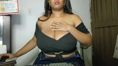 ashanty_1012 online show from April 11, 10:25 pm