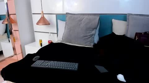 Ashkoreh online show from April 8, 9:15 pm