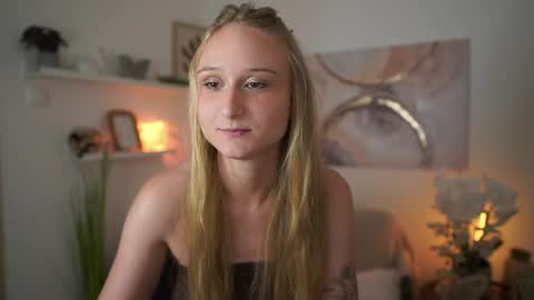 Ashley Cox18 online show from June 10, 9:19 am