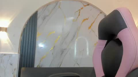 Snapshot of ashleytravis_ chatting on June 16, 9:39 pm online show from June 16, 9:39 pm