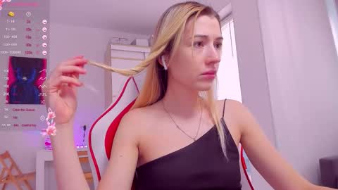 Snapshot of askcaroline chatting on September 28, 12:43 pm Caroline online show from September 28, 12:43 pm