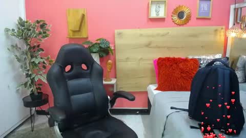 Snapshot of aslyhernandez chatting on May 16, 10:01 am ASLY online show from May 16, 10:01 am