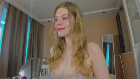 Snapshot of ass_latte chatting on October 9, 5:05 am Sasha online show from October 9, 5:05 am