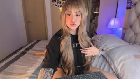 Snapshot of asshley__ chatting on February 27, 6:18 am Ashley online show from February 27, 6:18 am