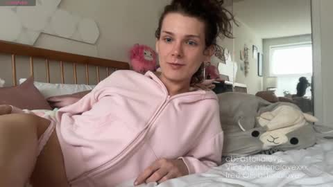 AstoriaLove online show from April 4, 6:05 pm