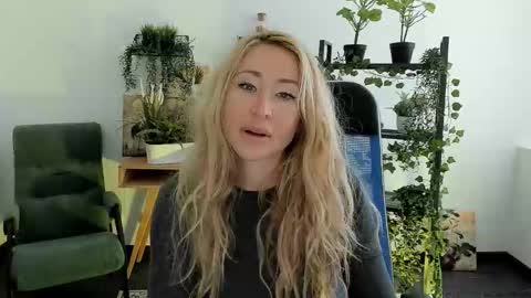 astramonroe online show from March 19, 7:01 am