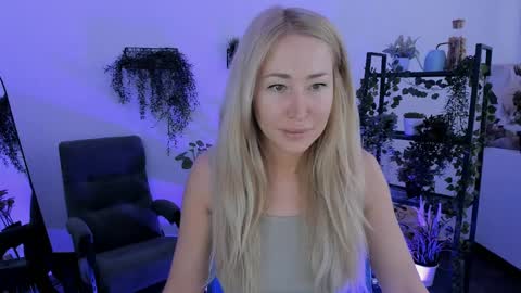 astramonroe online show from April 2, 2:09 am