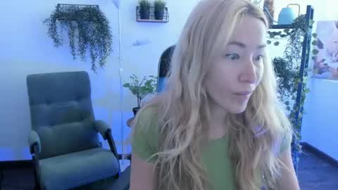 Snapshot of astramonroe chatting on May 5, 4:42 am astramonroe online show from May 5, 4:42 am