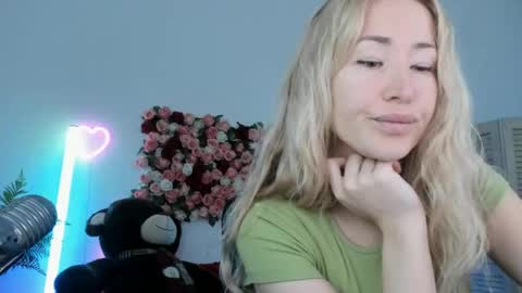 Snapshot of astramonroe chatting on May 28, 8:22 am astramonroe online show from May 28, 8:22 am