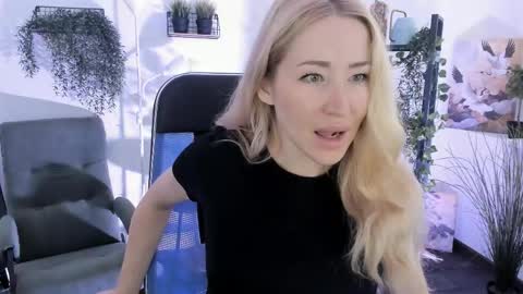 Snapshot of astramonroe chatting on June 5, 7:47 am astramonroe online show from June 5, 7:47 am