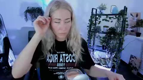Snapshot of astramonroe chatting on June 16, 10:18 am astramonroe online show from June 16, 10:18 am