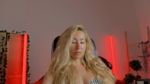 Snapshot of astramonroe chatting on July 28, 2:13 pm astramonroe online show from July 28, 2:13 pm