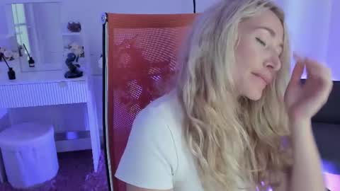Snapshot of astramonroe chatting on July 30, 1:10 pm astramonroe online show from July 30, 1:10 pm