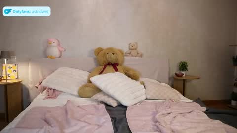 Snapshot of astridwet chatting on May 19, 2:56 pm Astrid online show from May 19, 2:56 pm